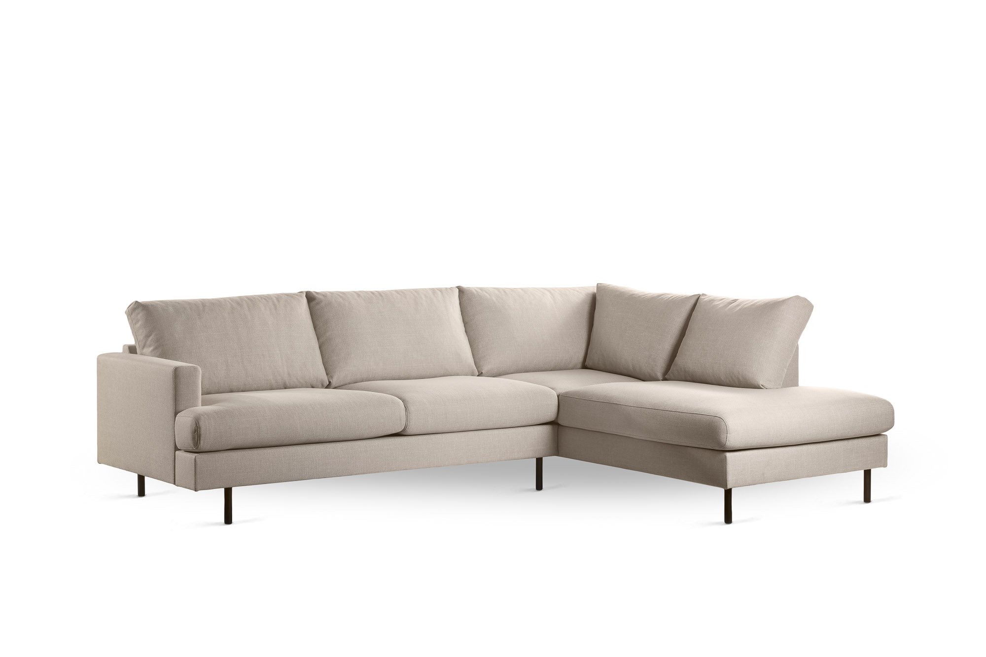 3 zits hoek rechts, stof Bjorn 24, B460 beige: een lichtbeige L-vormige sofa met pluche kussens en slanke zwarte metalen poten tegen een effen witte achtergrond.