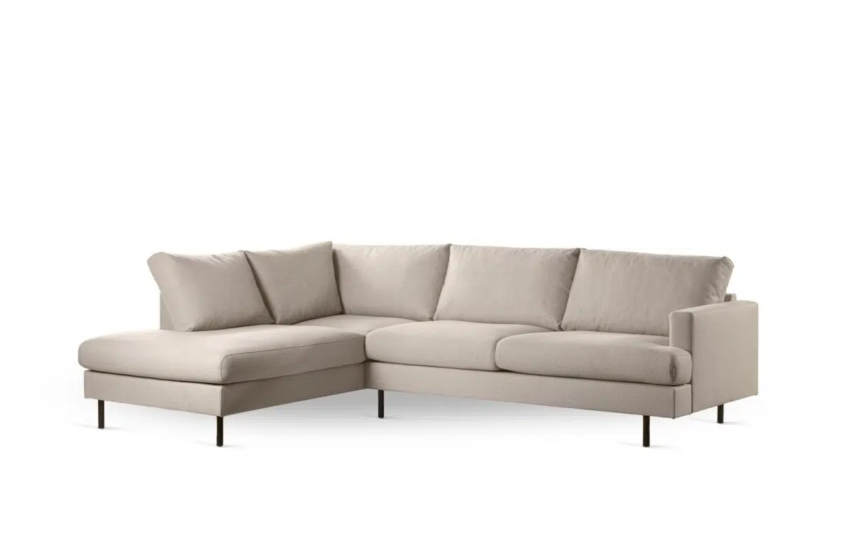 De 3 zits hoek links sofa in Bjorn 24 stof (W460 beige) heeft drie rugkussens, een chaise lounge aan de linkerkant en slanke zwarte metalen poten, allemaal op een effen witte achtergrond.