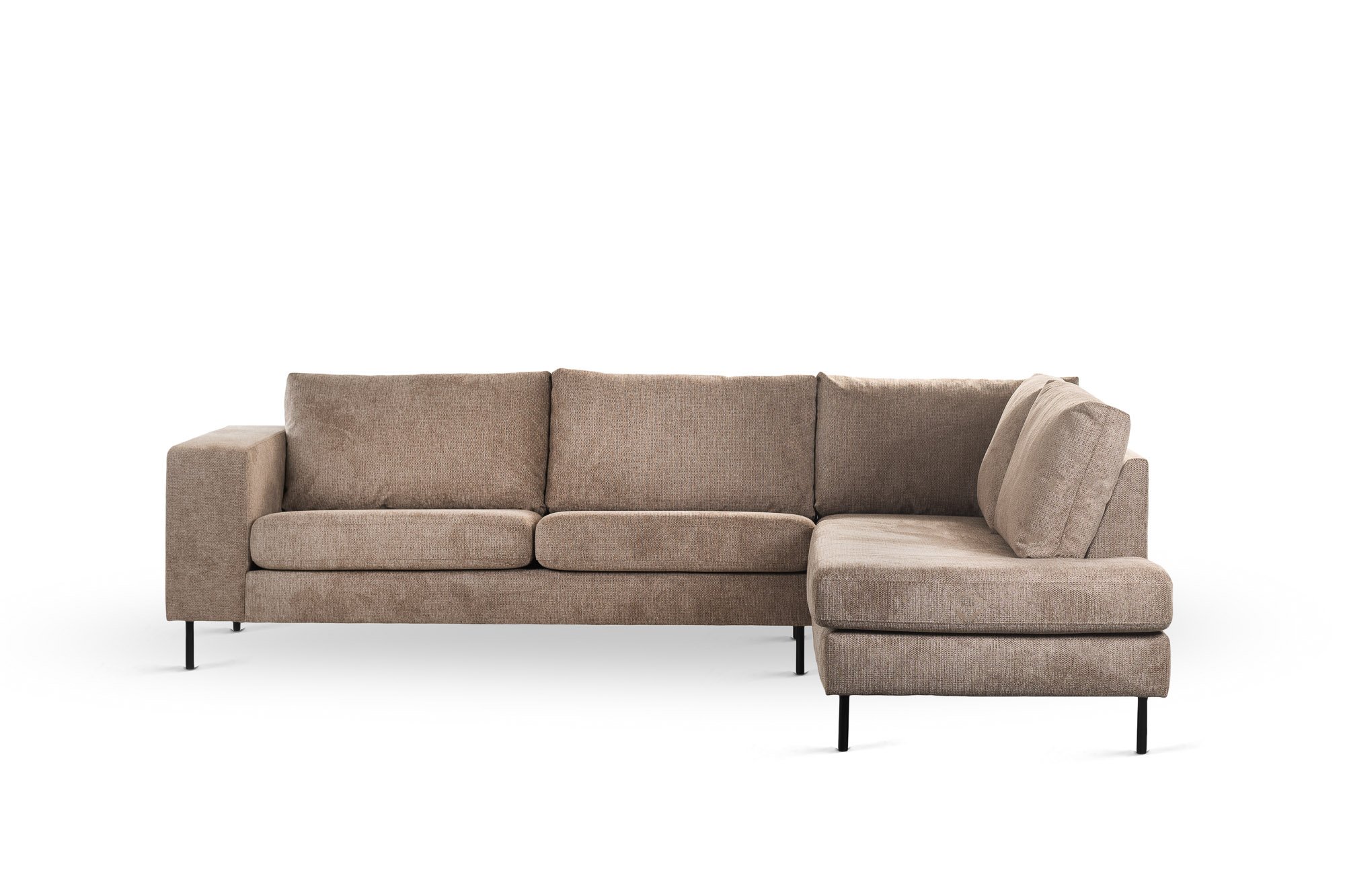 Een taupe 3-zits hoekbank, Lord 35 stof (E520), heeft drie zit- en rugkussens met slanke zwarte metalen poten, tegen een effen witte achtergrond.