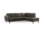 Een groene, naar rechts gerichte L-vormige sofa (3 zits hoek rechts, stof Yuma 39, S156 groen) met drie zit- en rugkussens en slanke zwarte poten, getoond tegen een witte achtergrond.
