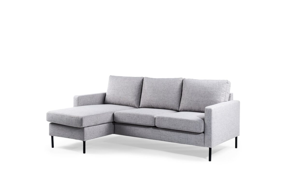 De 3 zits bank CL L+R in Valente V311 grijs heeft een moderne lichtgrijze stof, drie zit- en rugkussens, een aangebouwde chaise lounge links en slanke zwarte poten, afgebeeld op een witte achtergrond.