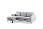 De 3 zits bank CL L+R in Valente V311 grijs heeft een moderne lichtgrijze stof, drie zit- en rugkussens, een aangebouwde chaise lounge links en slanke zwarte poten, afgebeeld op een witte achtergrond.