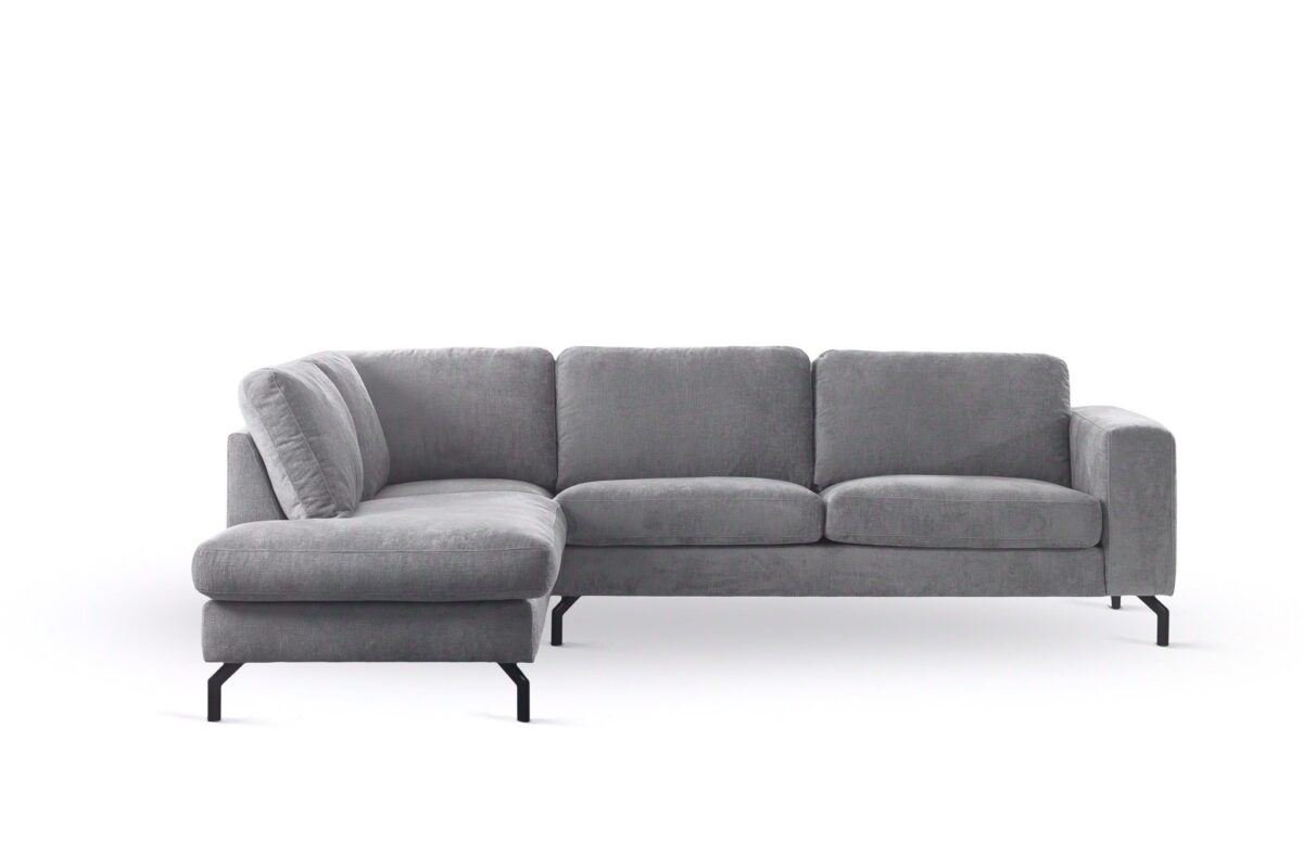 De 3 zits hoek links sectionaal in Perfect Harmony 82 stof, R311 grijs, heeft pluche kussens en zwarte metalen poten tegen een effen witte achtergrond.
