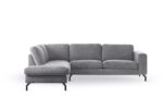 De 3 zits hoek links sectionaal in Perfect Harmony 82 stof, R311 grijs, heeft pluche kussens en zwarte metalen poten tegen een effen witte achtergrond.