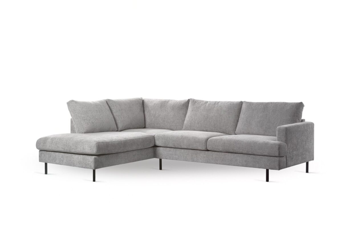 Een moderne, lichtgrijze 3-zits hoek links sofa in Haga 08 stof (E920 naturel) met drie zit- en rugkussens en zwarte metalen poten, tegen een effen witte achtergrond.
