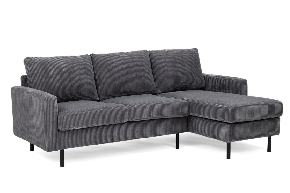 De 3 zits bank CL L+R, stof RIB, RIB230 antraciet is een modern grijs corduroy sectionaal met drie zit- en rugkussens, een chaise lounge aan de rechterkant, smalle armleuningen en zwarte metalen poten.