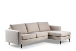 De 3 zits bank CL L+R in C460 beige Chloe stof heeft drie zit- en rugkussens, een chaise lounge aan de rechterkant en slanke zwarte metalen poten, afgebeeld tegen een witte achtergrond.