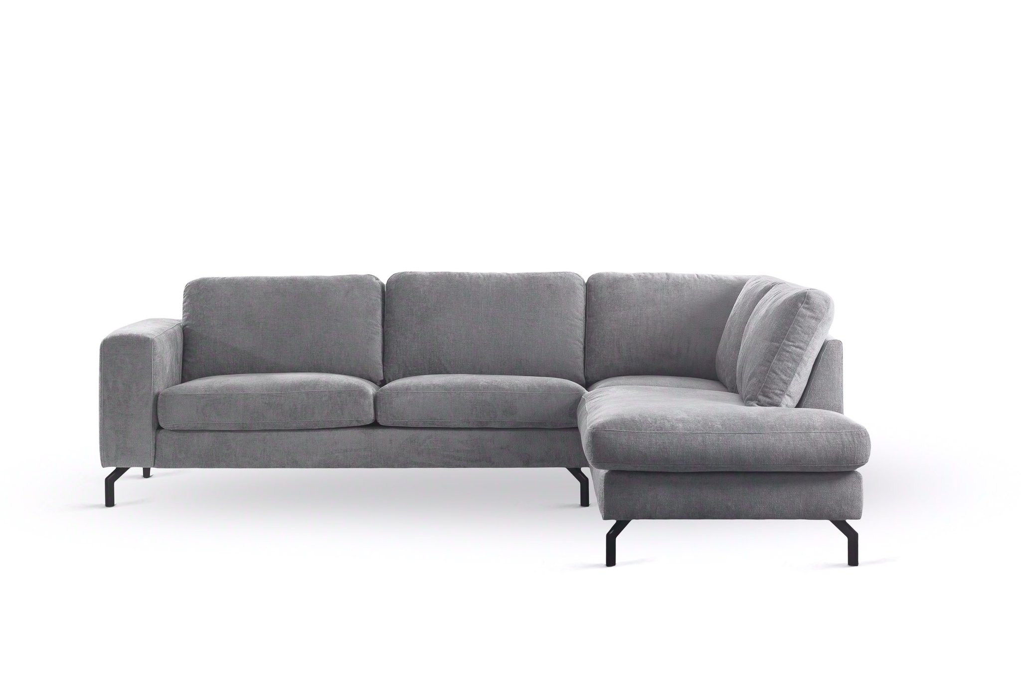 Een moderne grijze sectionele bank met een lange chaise longue aan de rechterkant. Het heeft zachte kussens en zwarte metalen poten, tegen een effen witte achtergrond.
