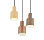 Drie moderne hanglampen hangen aan zwarte snoeren. De lampen hebben gladde, cilindrische ontwerpen in drie kleuren: lichtbruin, koper en taupe. Elke lamp straalt een zachte gloed uit vanaf de onderkant. De achtergrond is effen wit.
