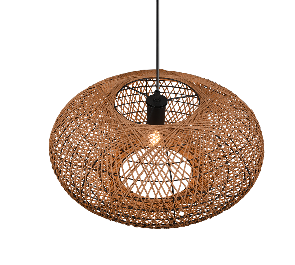 Een bolvormige hanglamp met een geweven rotan kap, met een ingewikkeld kruislings patroon. De gloeilamp is zichtbaar door de openingen en hangt aan een zwart snoer.