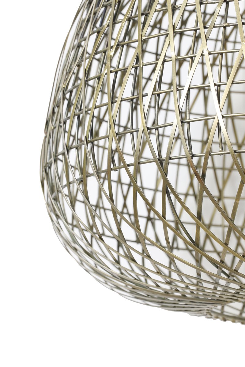 Close-up van een decoratieve metalen draadmand met een ingewikkeld kruislings patroon. De mand heeft een bolvorm en een glanzende zilveren afwerking, wat een elegante en moderne uitstraling creëert. De achtergrond is effen wit.