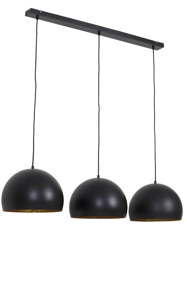 Drie zwarte koepelvormige hanglampen hangen aan een rechthoekige plafondlamp. Elke lamp heeft een gladde, matte afwerking met een warme innerlijke gloed. De lampen zijn gelijkmatig verdeeld en opgehangen met zwarte snoeren.