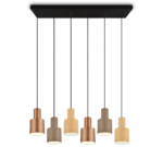 Een moderne plafondlamp met zes hanglampen die aan zwarte snoeren hangen. De kappen zijn cilindrisch, twee in brons, twee in beige en twee in een lichtere bronskleur. De lamp is gemonteerd op een rechthoekige zwarte basis.