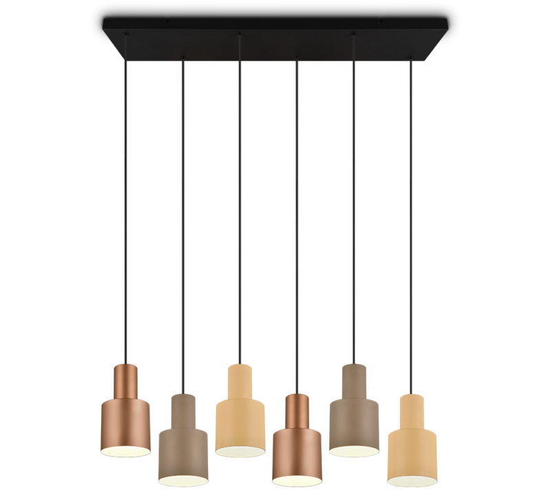 Een moderne plafondlamp met zes hanglampen die aan zwarte snoeren hangen. De kappen zijn cilindrisch, twee in brons, twee in beige en twee in een lichtere bronskleur. De lamp is gemonteerd op een rechthoekige zwarte basis.