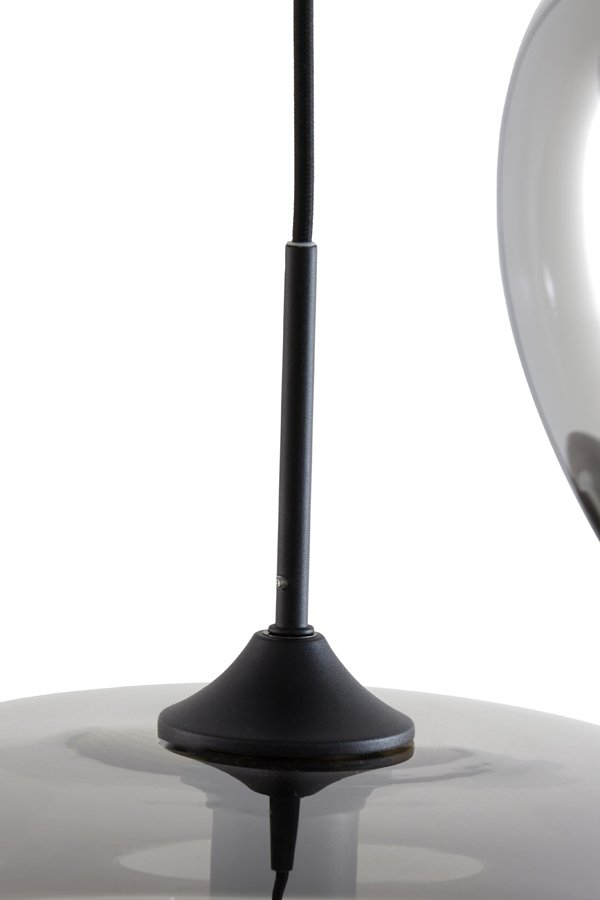 Close-up van een moderne hanglamp met een zwarte metalen staaf en een glazen kap. De lamp hangt aan het plafond, waarbij de staaf naar beneden loopt in het gebogen, semi-transparante glas. De achtergrond is wit.