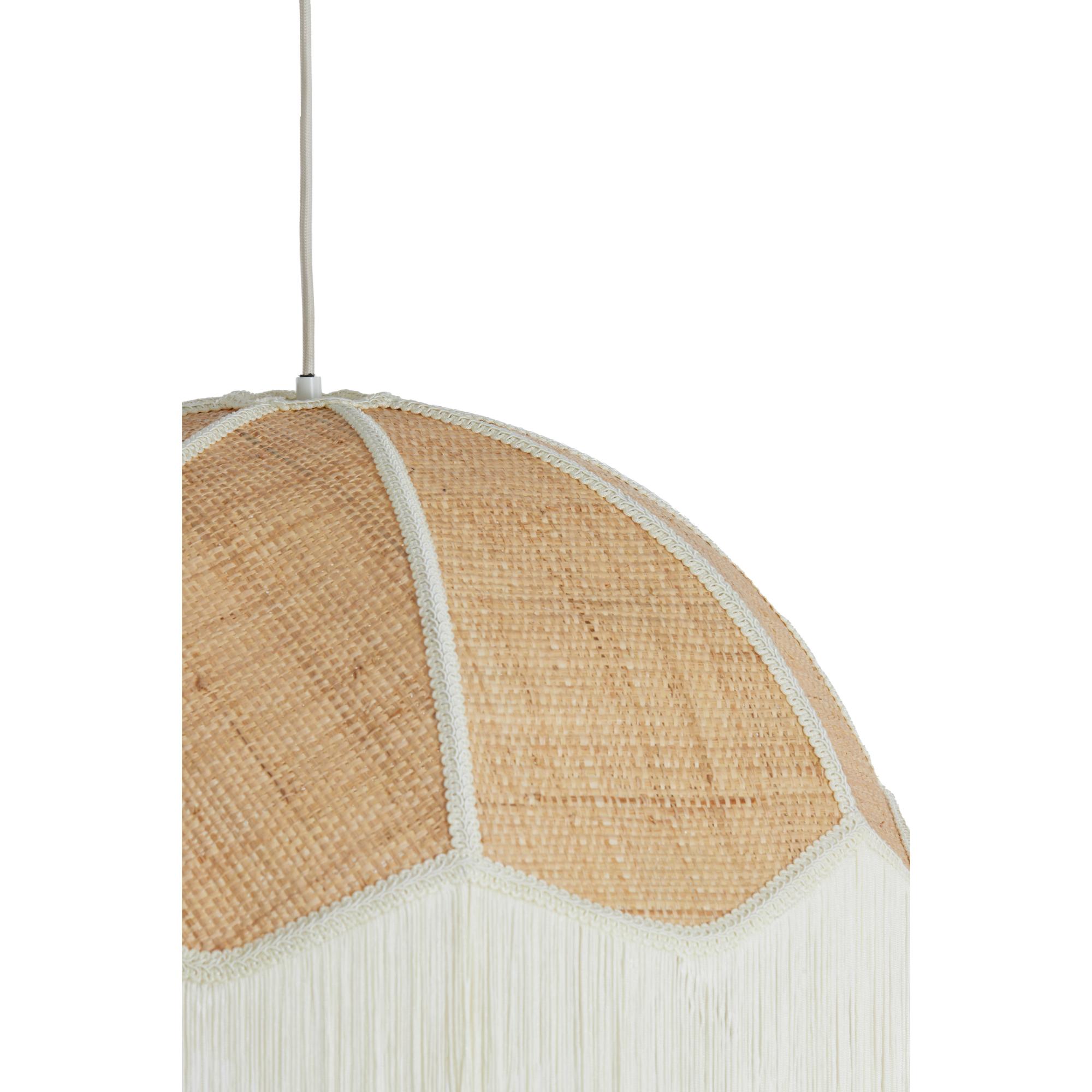 Close-up van een koepelvormige, geweven rotan hanglamp met witte gevlochten rand en franje die eronder hangt. De lamp hangt aan een dunne kabel van bovenaf, gedeeltelijk zichtbaar op een witte achtergrond.