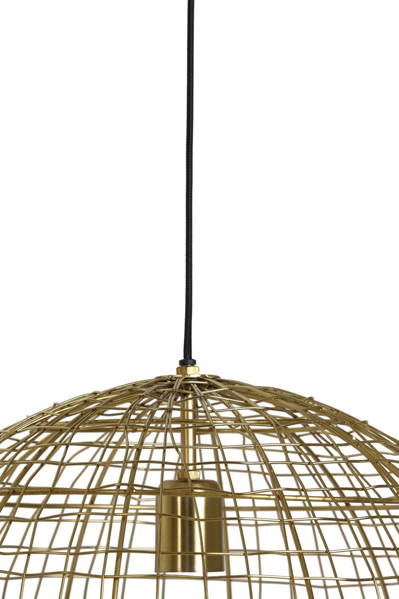 Een close-up van een hanglamp met gouden draad en een koepelvormig ontwerp, opgehangen aan een zwart snoer. Het ingewikkelde draadrooster vormt een kooi rond de lamp, wat een moderne en decoratieve look creëert.