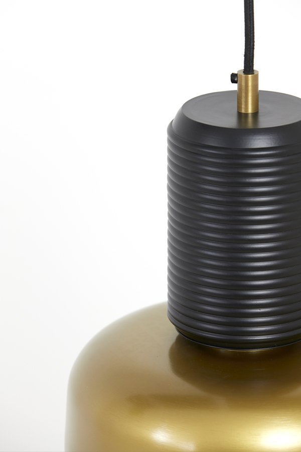 Close-up van een moderne hanglamp met een geribbelde zwarte bovenkant en een glad, gouden onderkant. De lamp hangt aan een snoer tegen een effen witte achtergrond.