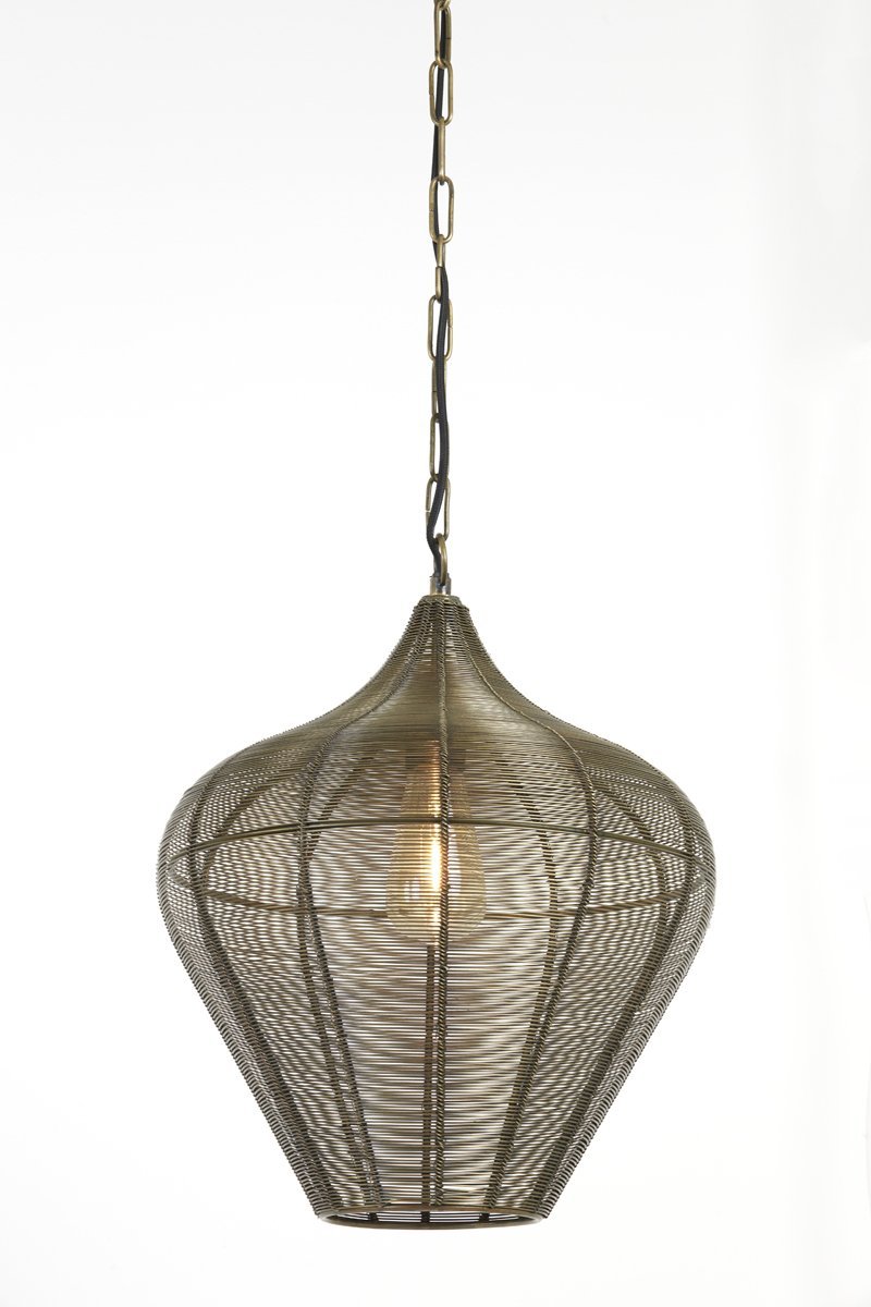 Een hanglamp met een traanvormige kap van gaas hangt aan een ketting. Het metalen frame omsluit een zichtbare gloeilamp, die geometrische schaduwen werpt.