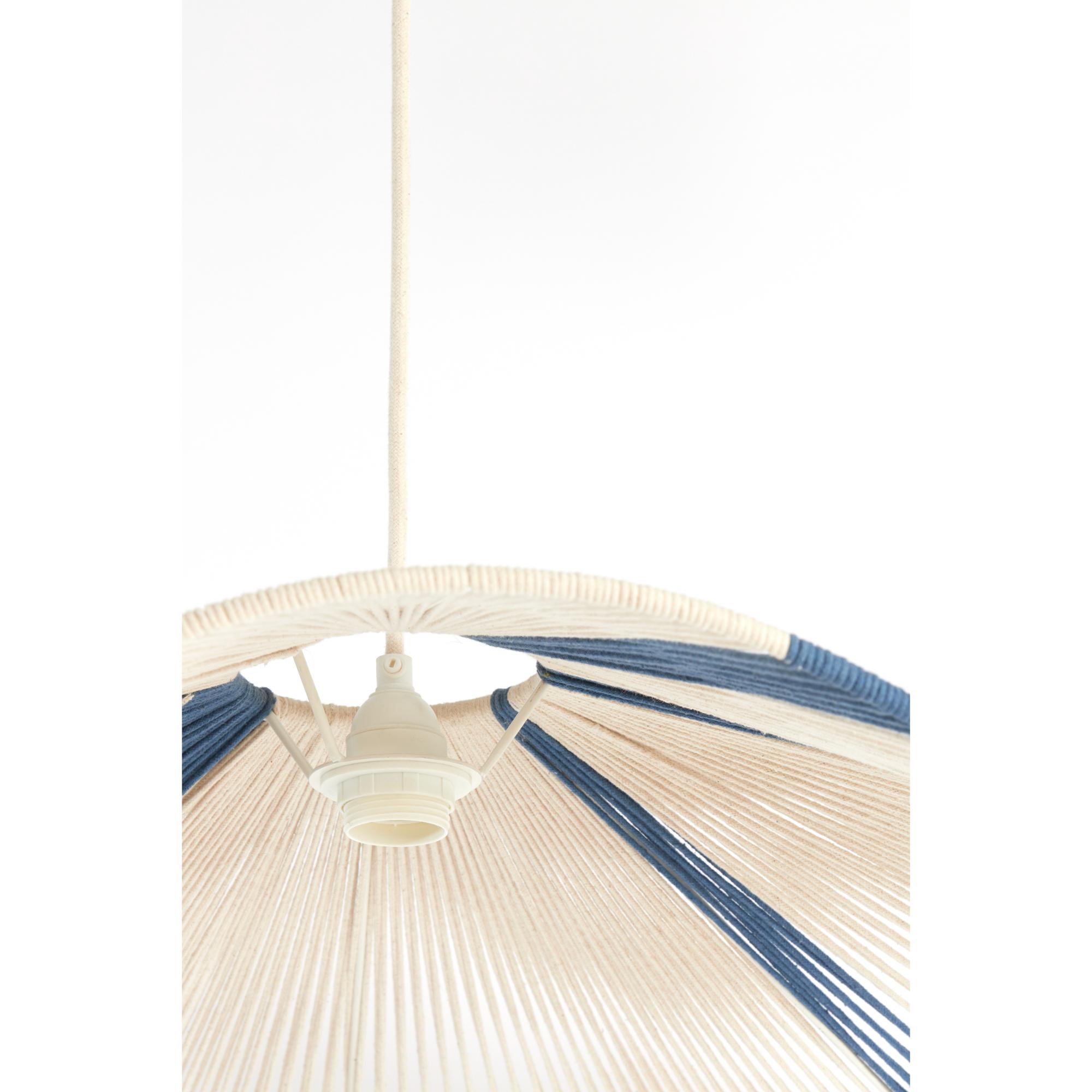 Close-up van een hangende lamp met een geweven lampenkap. De kap heeft afwisselende delen van blauwe en crèmekleurige vezels. De lamp hangt aan een wit snoer tegen een effen witte achtergrond.