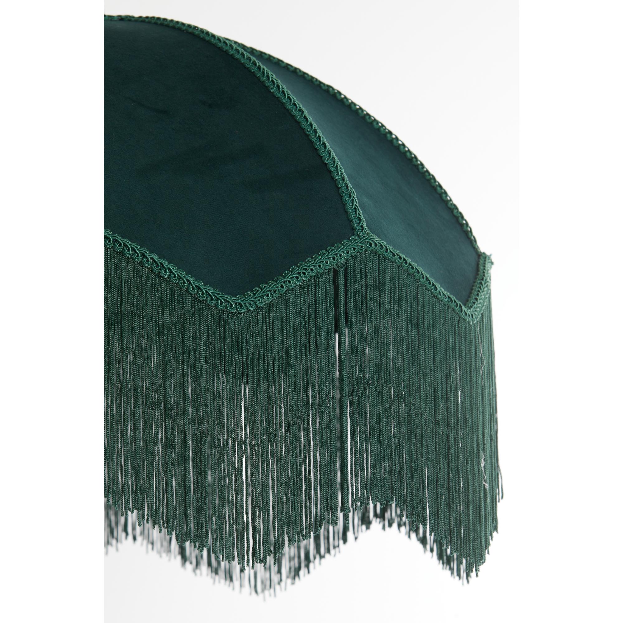 Close-up van een groene stoffen lampenkap met een gekartelde rand, met lange, bungelende franjes. De stof heeft een subtiele glans en de franjes voegen een decoratief element toe, wat een vintage of klassieke look creëert. De achtergrond is effen wit.