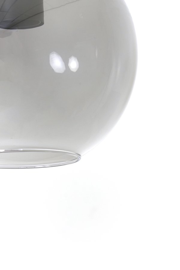 Close-up van een transparante glazen bol die tegen een effen witte achtergrond hangt. De bol heeft een licht getint oppervlak met reflecterende highlights. Een deel van het bovenste gedeelte is zichtbaar in de linkerbovenhoek.