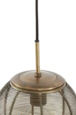 Close-up van een hangende lamp met een bronskleurig metalen gaasontwerp. De lamp heeft een cilindrische vorm met een zwart snoer dat van bovenaf uitsteekt voor ophanging.