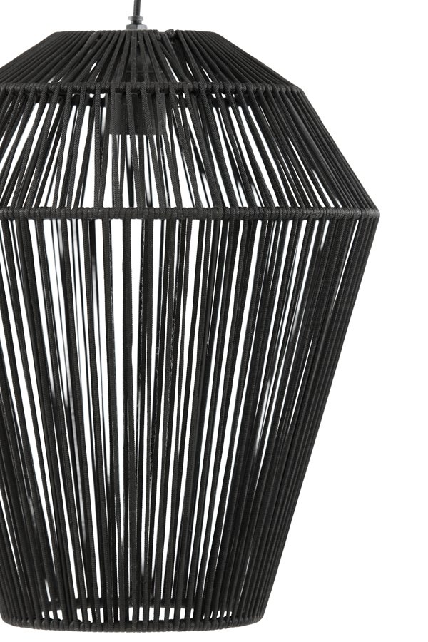 Zwarte draad hanglamp met een geometrisch, kooi-achtig ontwerp, met talrijke verticale metalen staven die een taps toelopende vorm vormen. De opstelling laat licht door, wat een eigentijdse en stijlvolle verlichtingsarmatuur creëert.
