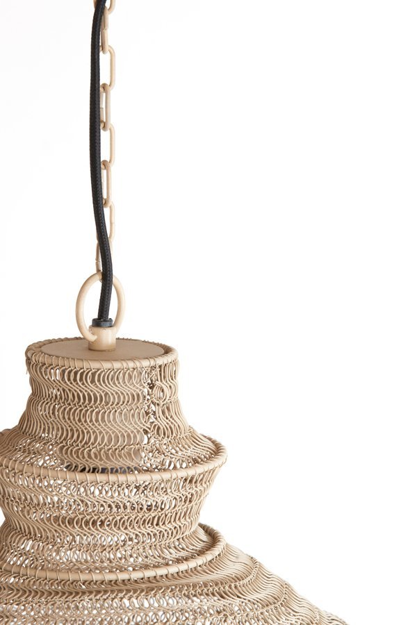 Een close-up van een gevlochten rotan hanglamp met ingewikkelde cirkelvormige patronen, hangend aan een zwart snoer dat aan een ketting is bevestigd. De lamp staat tegen een effen witte achtergrond.