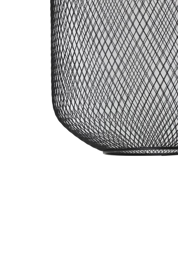 Close-up van een draadmand met een cilindrische vorm en kruisende zwarte draden, waardoor een geometrisch patroon ontstaat. De achtergrond is effen wit.