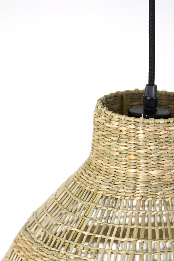 Close-up van een geweven rotan hanglampkap met een zwart snoer, afgebeeld tegen een effen witte achtergrond. Het ingewikkelde weefpatroon is zichtbaar, met natuurlijke vezels.