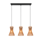 Drie geweven cilindrische hanglampen hangen aan een rechthoekige zwarte armatuur. Elke lamp heeft een warme gloed en het geweven ontwerp creëert een roosterpatroon. De lampen zijn gelijkmatig verdeeld en hangen aan zwarte snoeren.