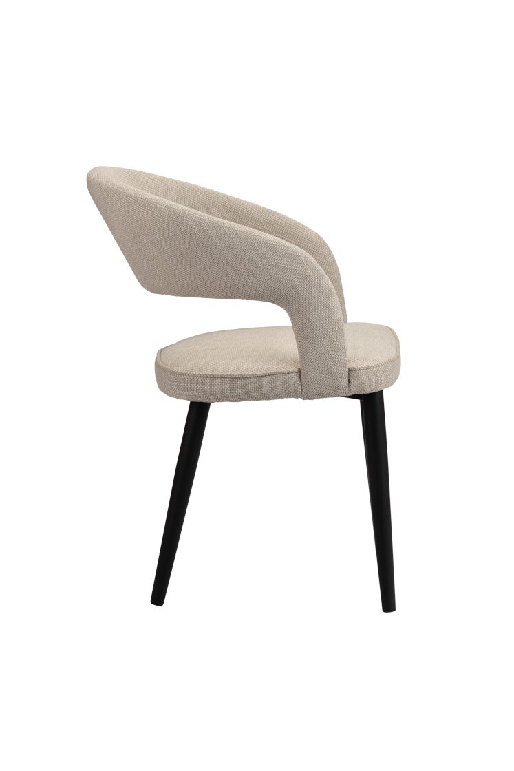 Zijaanzicht van een moderne stoel met een beige, gebogen rugleuning en zitting. Het heeft vier zwarte poten, wat een strak, minimalistisch ontwerp creëert.