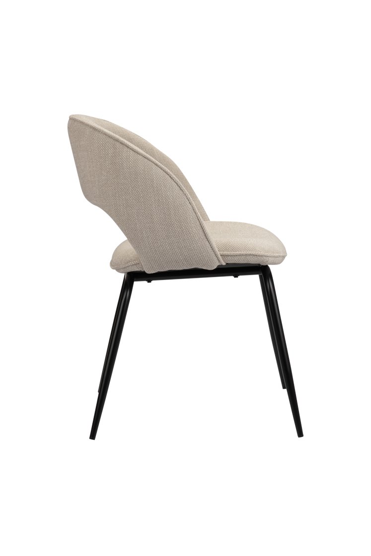 Zijaanzicht van een moderne stoel met een beige stoffen zitting en rugleuning. De stoel heeft een strak, minimalistisch design met zwarte metalen poten die iets naar buiten zijn gekanteld, wat zorgt voor een eigentijdse look.