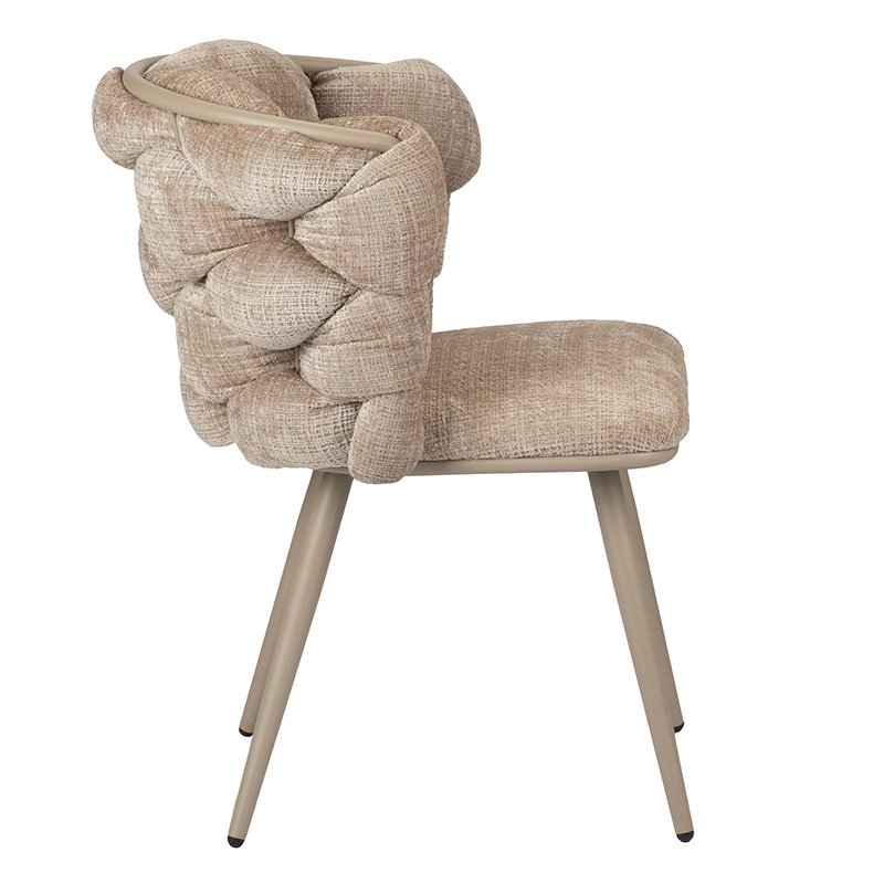 Een zijaanzicht van een moderne, stijlvolle stoel met een beige, getextureerde stoffen rugleuning met een geweven, gewatteerd ontwerp. De stoel heeft een gewatteerde zitting en slanke, hoekige poten in een lichte hout- of metaalafwerking.