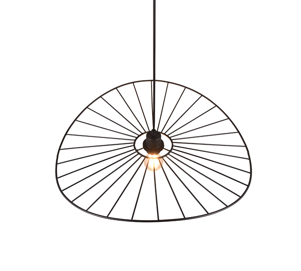 Een hanglamp met een zwarte draadframe kap in een geometrisch patroon. Het hangt aan een kabel en er is een enkele brandende lamp zichtbaar binnenin, die een warme gloed werpt.
