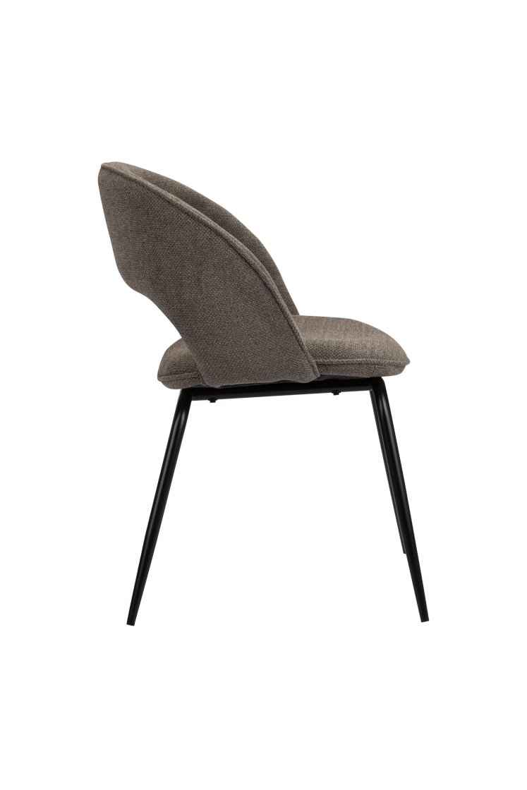 Zijaanzicht van een moderne stoel met een gebogen, gestoffeerde taupe zitting en rugleuning. Het heeft slanke zwarte metalen poten, wat een minimalistisch en eigentijds design biedt.