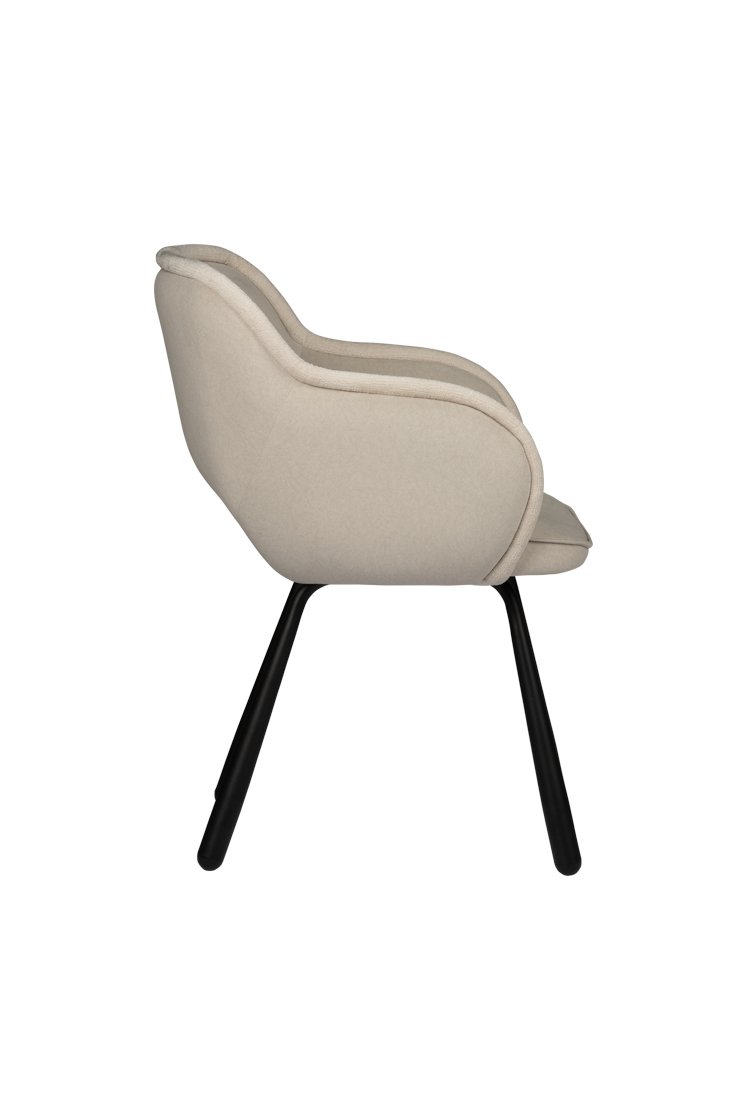 Zijaanzicht van een moderne stoel met een beige gestoffeerde zitting en rugleuning. De stoel heeft een minimalistisch design en staat op vier zwarte metalen poten die licht naar buiten zijn gekanteld.