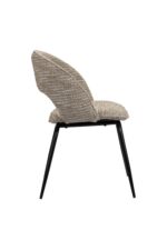 Zijaanzicht van een moderne stoel met een beige stoffen zitting en rugleuning met textuur. De stoel heeft een minimalistisch ontwerp met vier zwarte metalen poten, naar buiten gericht voor stabiliteit.