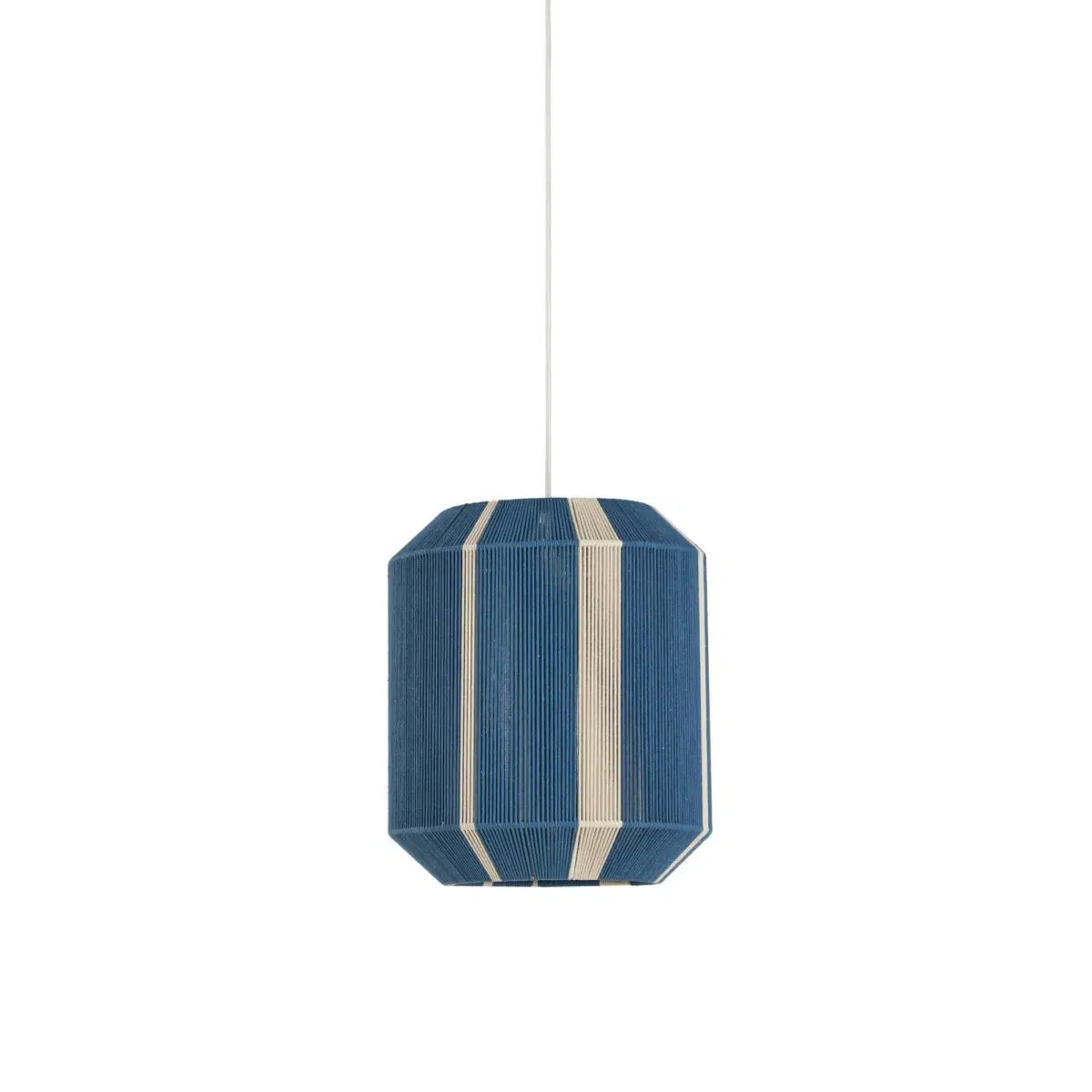 Een geometrische hanglamp met een blauw en beige gestreept patroon hangt aan een wit snoer. De vorm lijkt op een gefacetteerde cilinder met een achthoekige boven- en onderkant. Het ontwerp is modern en minimalistisch.