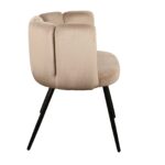 Een beige fluwelen stoel met een ronde rugleuning, gezien vanaf de zijkant. Hij heeft vier zwarte, hoekige metalen poten en de zitting is gewatteerd voor comfort.