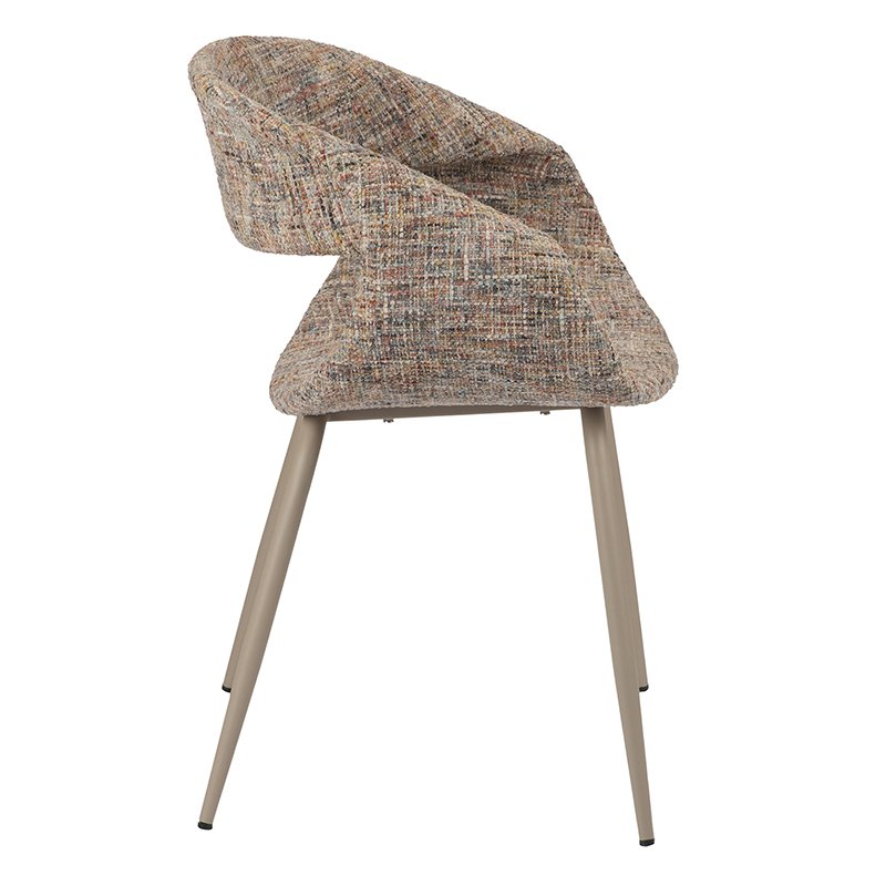 Zijaanzicht van een moderne, gestoffeerde stoel met een getextureerde bruine stof en lichtgekleurde metalen poten. De stoel heeft een uniek, omhullend rugleuningontwerp.