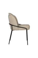 Zijaanzicht van een moderne beige gestoffeerde stoel met zwarte metalen poten en frame. De stoel heeft een gewatteerde rugleuning en zitting, wat een strak, minimalistisch design oplevert.