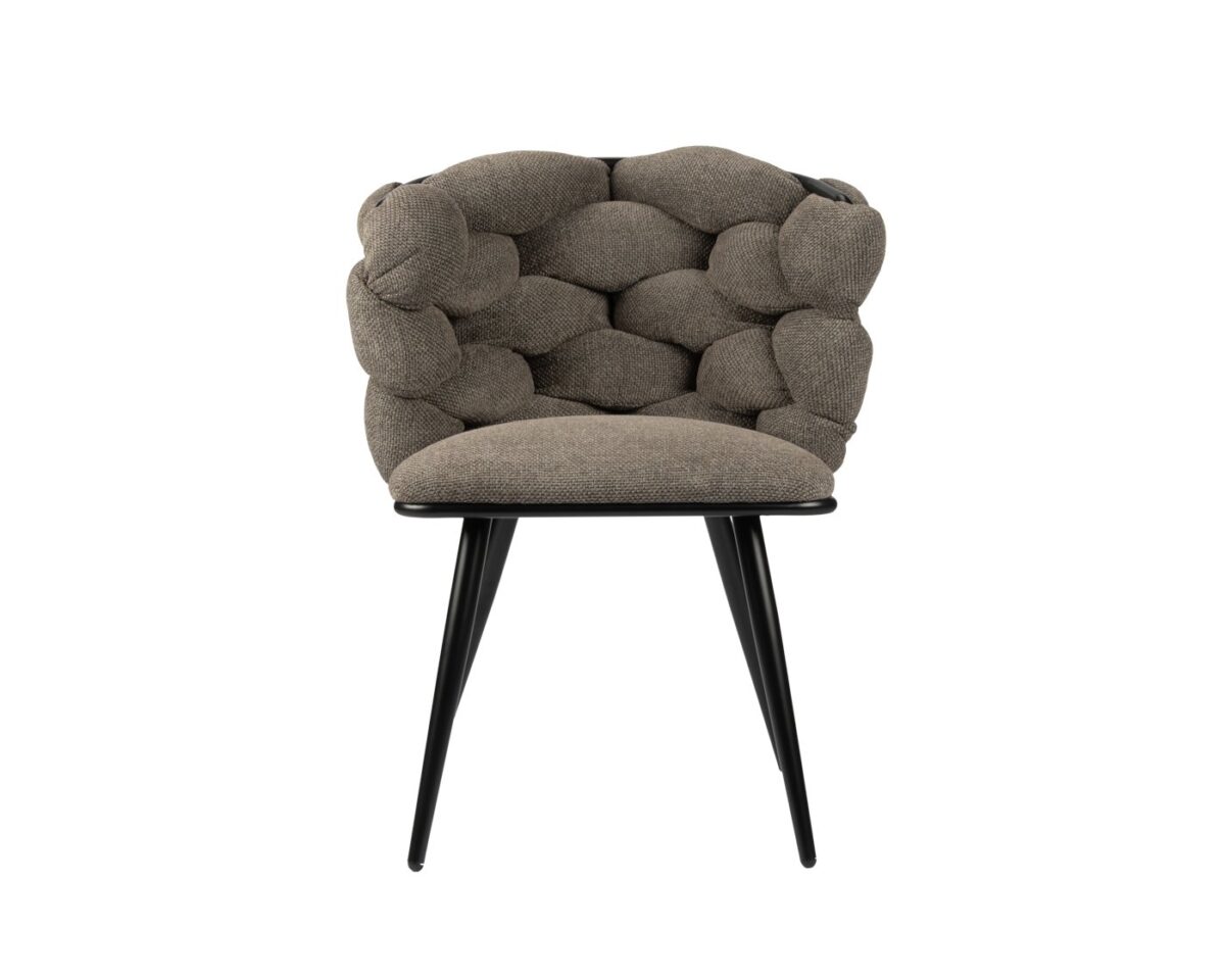 Een moderne stoel met een gecapitonneerde, getufte rugleuning in een beige stof en een zwarte zitting. Hij heeft slanke zwarte metalen poten, wat hem een elegante en eigentijdse uitstraling geeft.