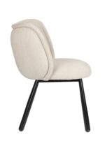 Zijaanzicht van een moderne stoel met een beige, gewatteerde zitting en rugleuning. Hij heeft vier zwarte, hoekige poten, wat hem een minimalistische en eigentijdse look geeft.