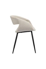 Zijaanzicht van een moderne stoel met een beige, met stof beklede, gebogen rugleuning en zitting. Het heeft vier strakke zwarte metalen poten, wat zorgt voor een minimalistisch en eigentijds design.
