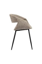 Zijaanzicht van een moderne stoel met een gebogen, geweven beige zitting en rugleuning, ondersteund door vier slanke zwarte poten. Het ontwerp is minimalistisch en eigentijds.