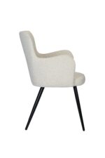 Zijaanzicht van een moderne fauteuil met een lichtbeige, gestructureerde stof en strakke zwarte metalen poten. De stoel heeft een gebogen rugleuning en zitting, wat zorgt voor een stijlvol maar comfortabel ontwerp tegen een effen witte achtergrond.