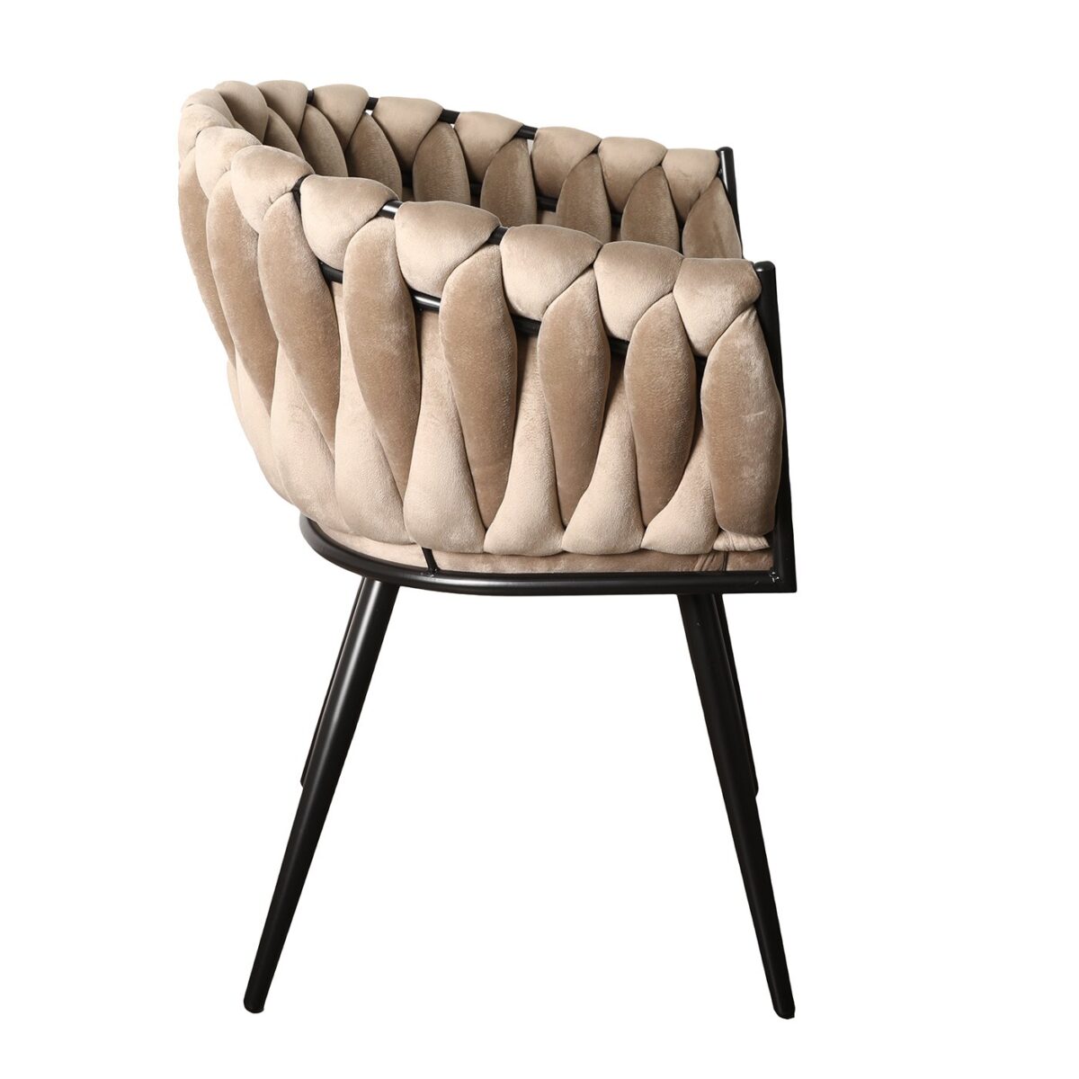 Een zijaanzicht van een moderne stoel met een pluche, gevlochten beige rugleuning en zitting. De stoel heeft dunne, schuine zwarte metalen poten, wat hem een elegante en eigentijdse uitstraling geeft.