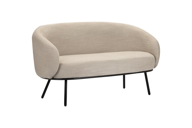 Een moderne beige loveseat met een gebogen rugleuning en minimalistisch design. De bank heeft een gladde stoffen bekleding en staat op vier slanke zwarte poten.